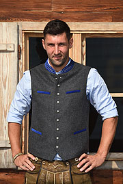 TSV 1860 München Spieler Stephan Salger trägt trotz des entfallenen Oktoberfests Tracht an der Almhütte auf dem Trainingsgeländes des TSV 1860 München.  (©Foto: Felix Hörhager für Angermaier)